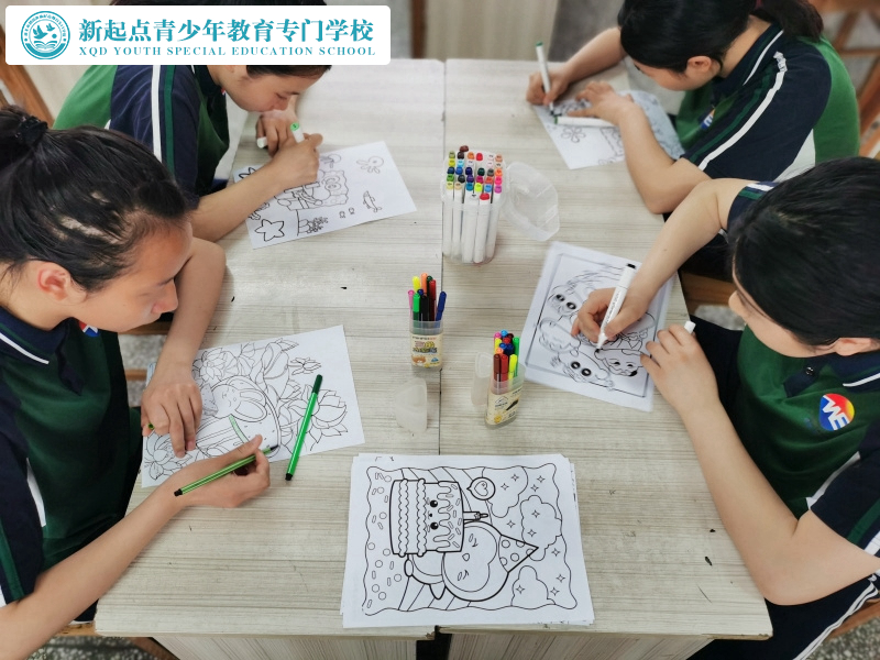 新起點(diǎn)教育專門學(xué)校組織孩子進(jìn)行涂卡填色游戲