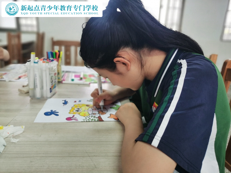 新起點(diǎn)教育專門學(xué)校組織孩子進(jìn)行涂卡填色游戲