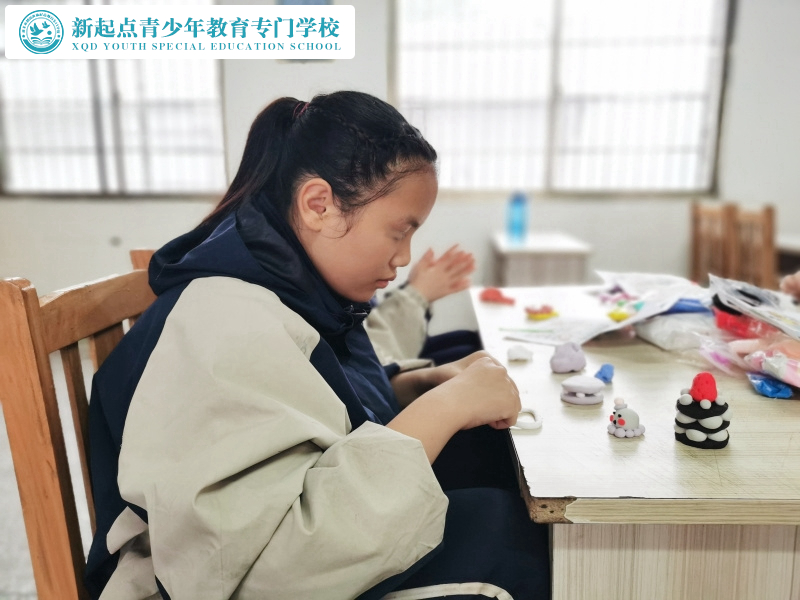 新起點教育專門學校組織孩子手工彩泥DIY活動