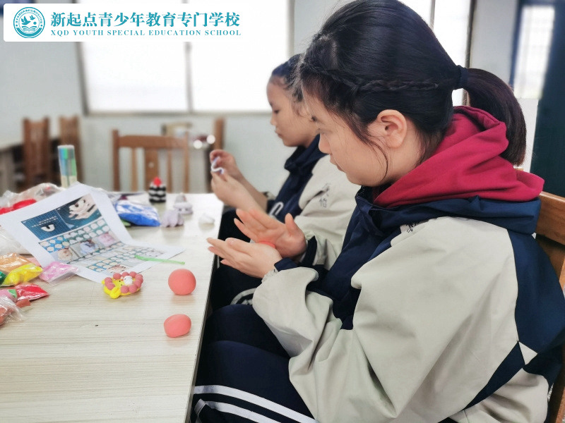 新起點教育專門學校組織孩子手工彩泥DIY活動