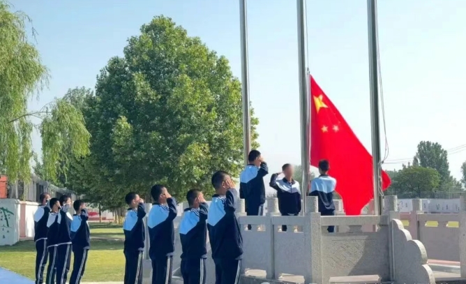 升旗默哀寄哀思，銘記歷史向未來